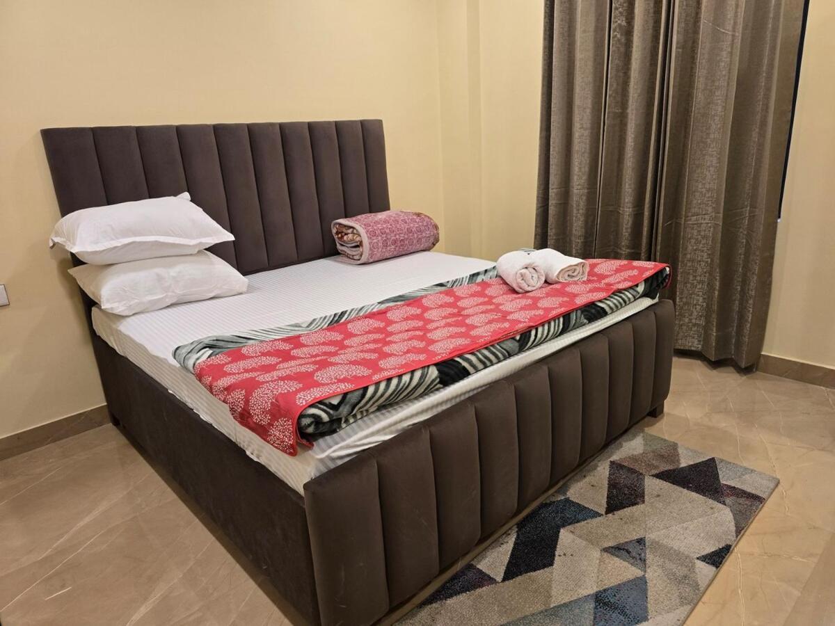 Homlee-legacy 3bhk Flat In Del-lift-terrace Apartment New Delhi