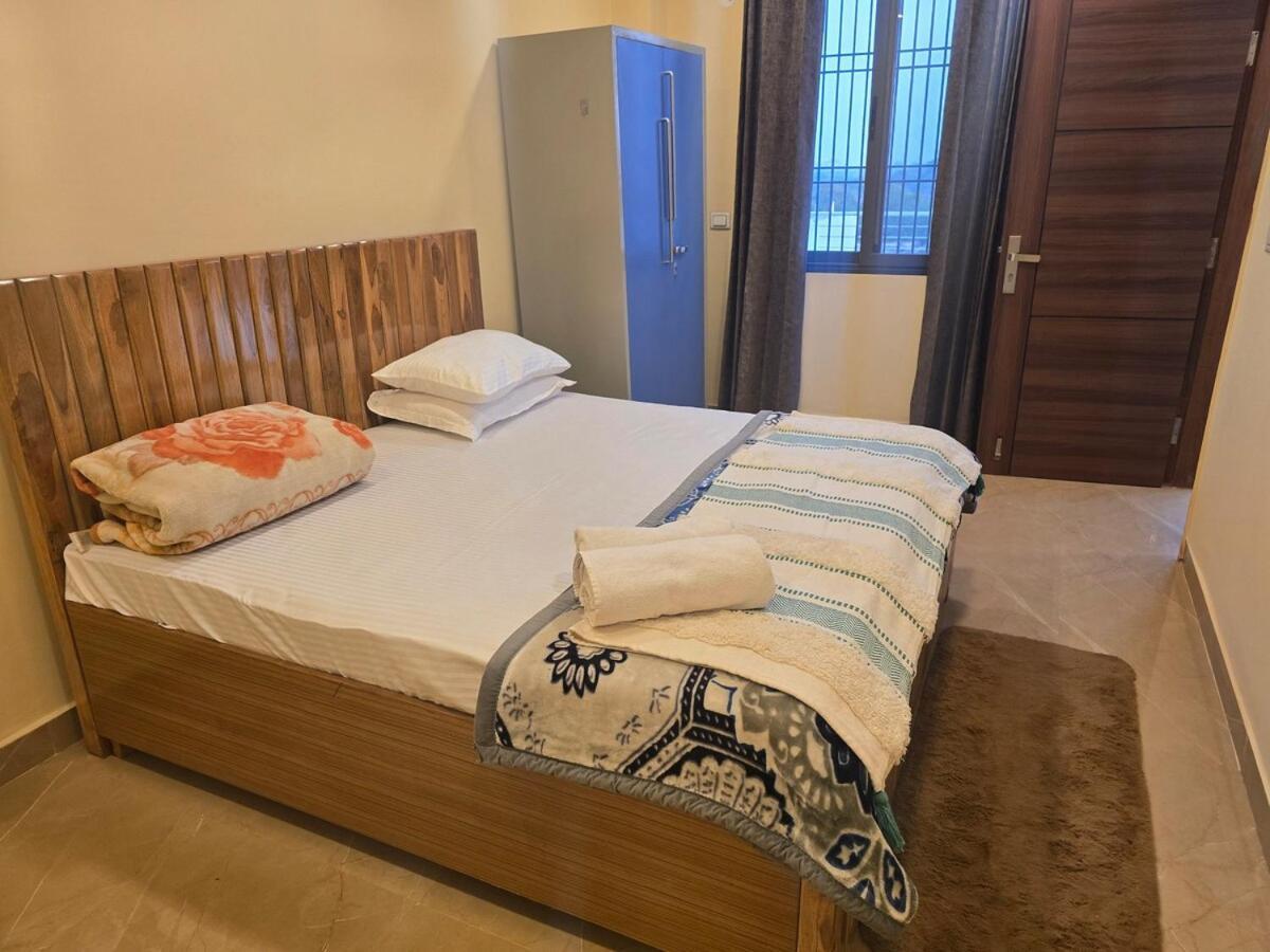 Apartment Homlee-legacy 3bhk Flat In Del-lift-terrace New Delhi