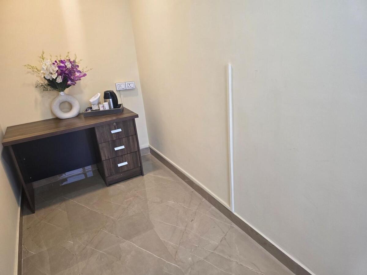 Homlee-legacy 3bhk Flat In Del-lift-terrace New Delhi