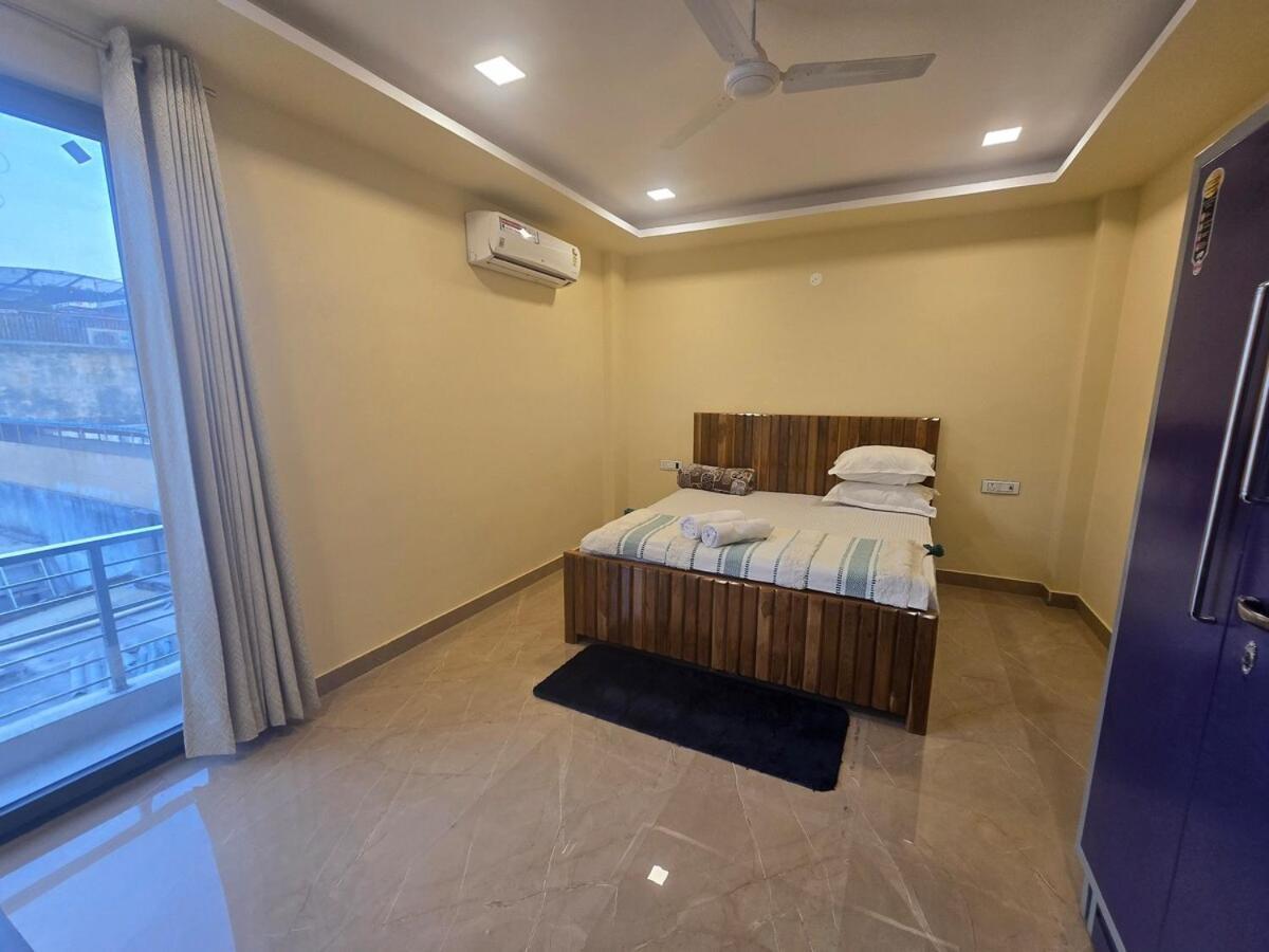 Homlee-legacy 3bhk Flat In Del-lift-terrace Apartment New Delhi