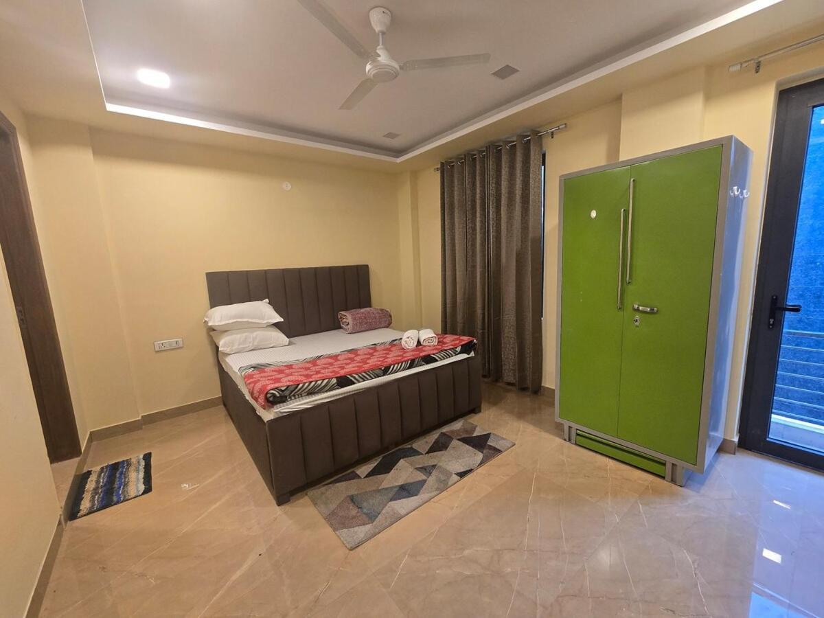 Homlee-legacy 3bhk Flat In Del-lift-terrace Apartment New Delhi
