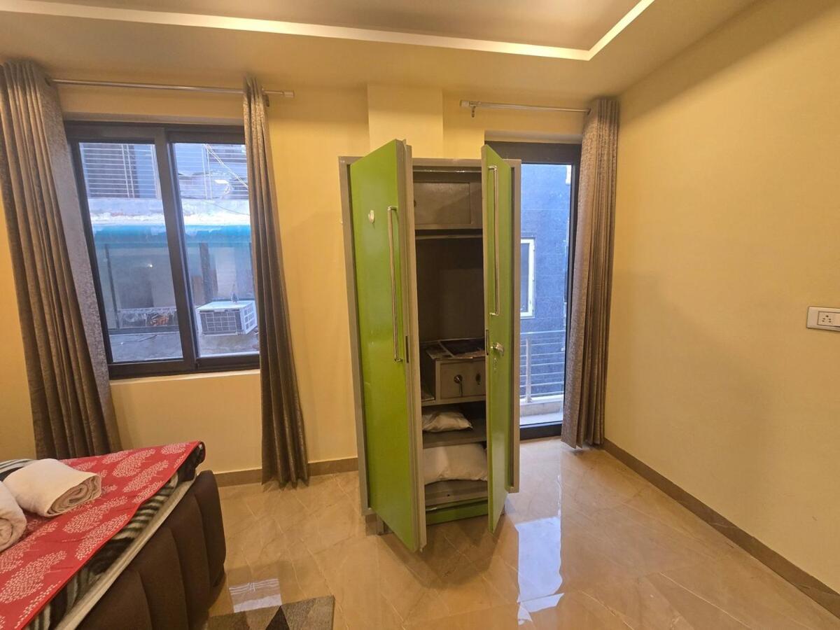 Apartment Homlee-legacy 3bhk Flat In Del-lift-terrace New Delhi