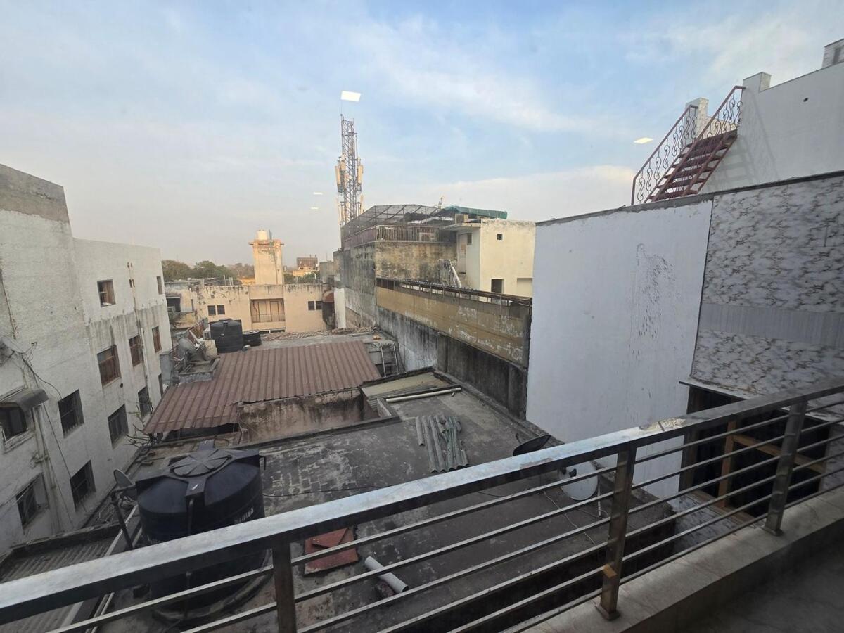 Apartment Homlee-legacy 3bhk Flat In Del-lift-terrace