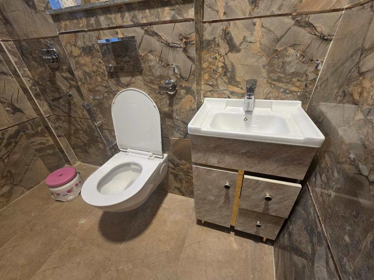 Homlee-legacy 3bhk Flat In Del-lift-terrace * New Delhi